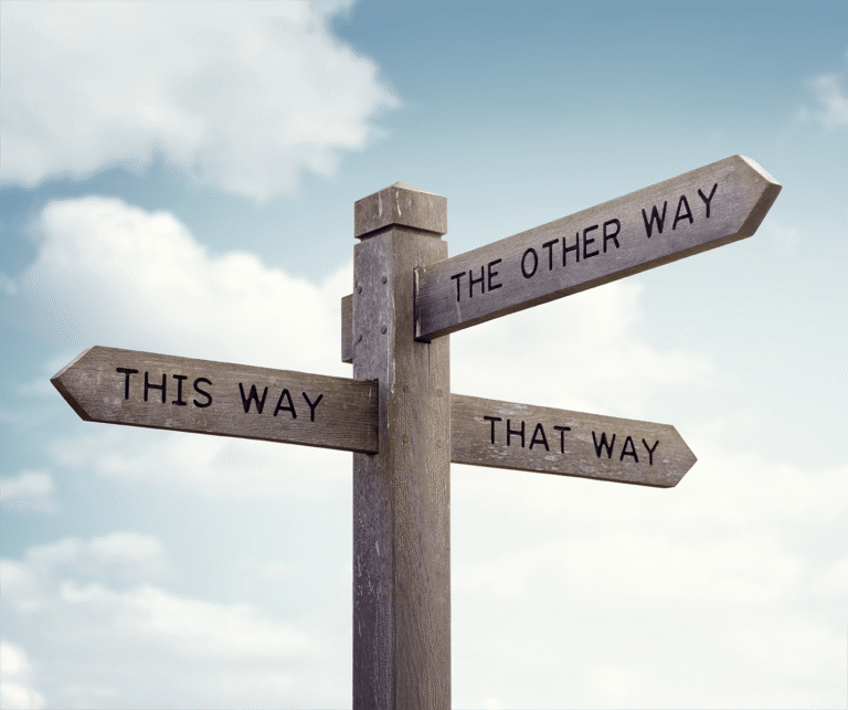 Blije medewerkers in een kantooromgeving, werkend met efficiënte processen.